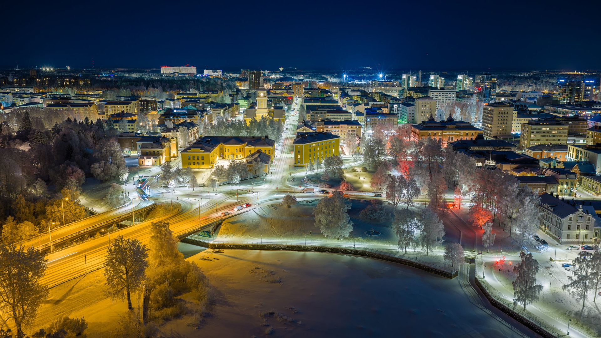 Oulu öisin lumisena